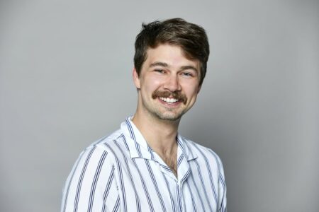 Alex Larsen headshot